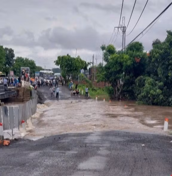 Đường tránh, đoạn qua cầu Plei Lôk (thôn Đoàn Kết, xã Ayun Hạ, huyện Phú Thiện) bị ngập sâu, gây ách tắc giao thông, chia cắt hoàn toàn tuyến Quốc lộ 25. Ảnh: TTXVN phát