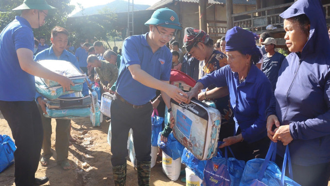 Bí thư Trung ương Đoàn, Chủ tịch Trung ương Hội Liên hiệp Thanh niên Việt Nam Nguyễn Tường Lâm thăm hỏi, tặng quà người dân bị thiên tai xã Huổi Một, tỉnh Sơn La. Ảnh: TTXVN phát son-la2-1008.jpg