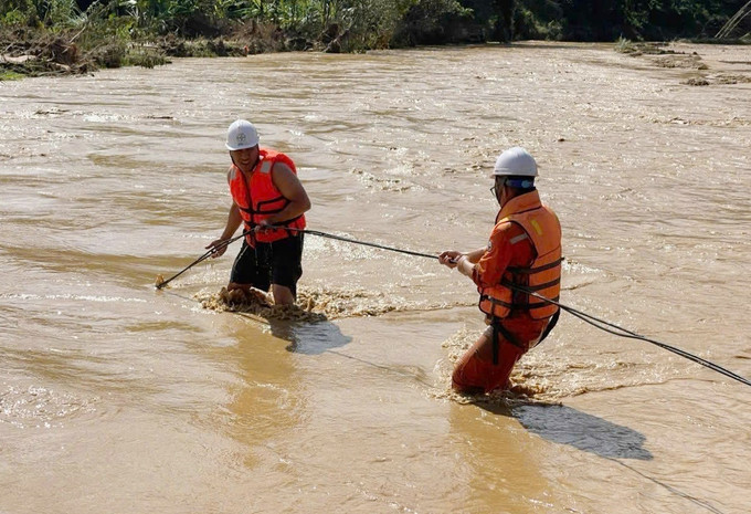 Cán bộ, công nhân viên Công ty Điện lực Sơn La tiếp cận các vị trí hệ thống điện bị ảnh hưởng trên địa bàn khu vực Sông Mã - Sốp Cộp. Ảnh: TTXVN phát. son-la-0208.jpg
