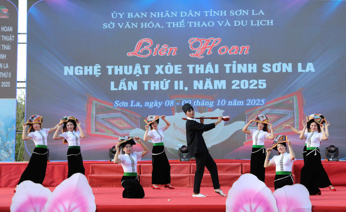 Đoàn nghệ thuật quần chúng xã Mường Lạn, tỉnh Sơn La trình diễn tại Liên hoan. son-la2-0810.jpg