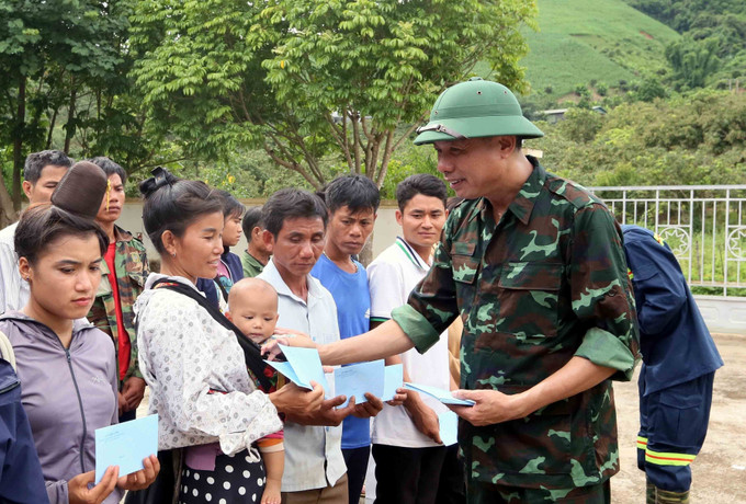Phó Chủ tịch UBND tỉnh Sơn La Nguyễn Thành Công tặng quà cho nhân dân xã Huổi Một chịu ảnh hưởng, thiệt hại của thiên tai. Ảnh: Quang Quyết/TTXVN son-la2-0408.jpg