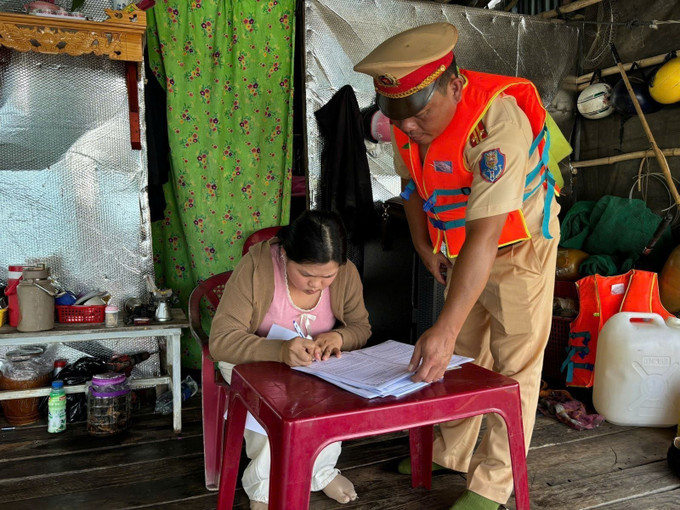 Công an tỉnh Đắk Nông vận động người dân ký cam kết chấp hành an toàn giao thông đường thủy nội địa. Ảnh: TTXVN phát Công an tỉnh Đắk Nông vận động người dân ký cam kết chấp hành an toàn giao thông đường thủy nội địa. Ảnh: TTXVN phát