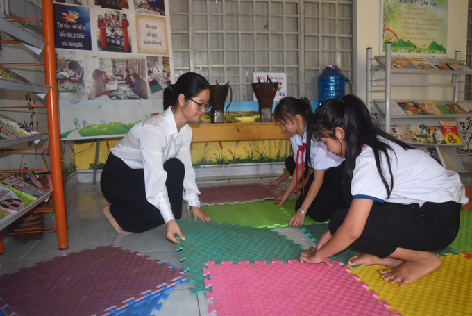 Cô H Pa Ra Ayŭn thường xuyên tổ chức các hoạt động trải nghiệm, rèn luyện kỹ năng sống cho học sinh. Ảnh: Nguyên Dung/TTXVN giao-vien-1605.jpg