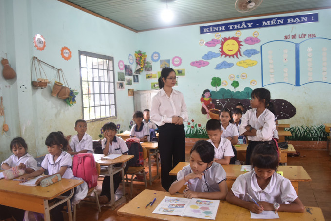 Cô H Pa Ra Ayŭn áp dụng phương pháp “dạy học đảo ngược”, linh hoạt phân hóa đối tượng học sinh để có hình thức hỗ trợ phù hợp. Ảnh: Nguyên Dung/TTXVN giao-vien2-1605.jpg