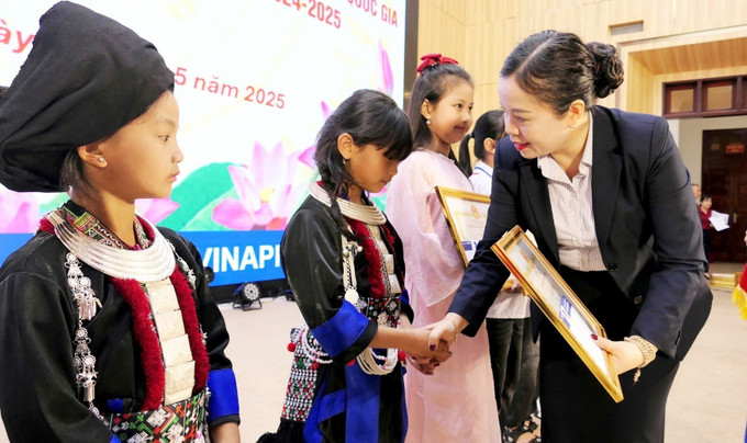 190 học sinh tiêu biểu được tặng Giấy khen trong các phong trào thi đua năm học 2024 - 2025. Ảnh: TTXVN phát lai-chau1.jpg
