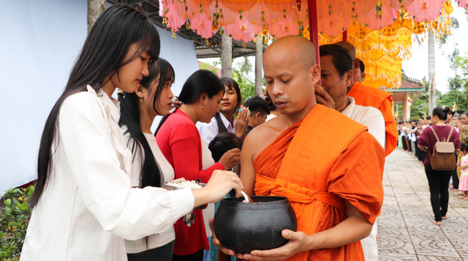 Nghi thức đặt bát dâng thức ăn đến chư tăng. can-tho-230925.jpg
