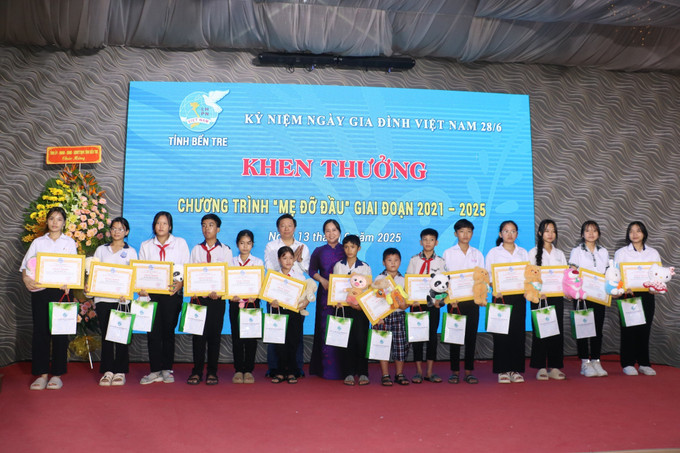 Biểu dương khen thưởng các trẻ mồ côi được hỗ trợ từ Chương trình “Mẹ đỡ đầu” đã cố gắng vươn lên, vượt qua nghịch cảnh. Ảnh: Chương Đài/TTXVN ben-tre4-1306.jpg