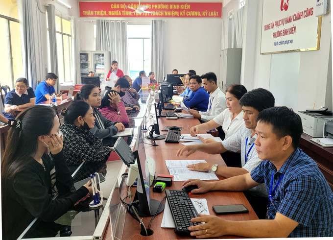Người dân đến thực hiện thủ tục hành chính tại Trung tâm Phục vụ hành chính công phường Bình Kiến (tỉnh Đắk Lắk). Ảnh: TTXVN phát dak-lak-1510.jpg