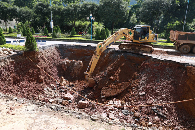 Km27+120 - Km27+200 trên quốc lộ 4D thuộc địa phận phường Đoàn Kết, tỉnh Lai Châu, xuất hiện hố sụt lún kéo dài và rộng hàng chục mét. Ảnh: Quý Trung/TTXVN lai-chau5-2907.jpg