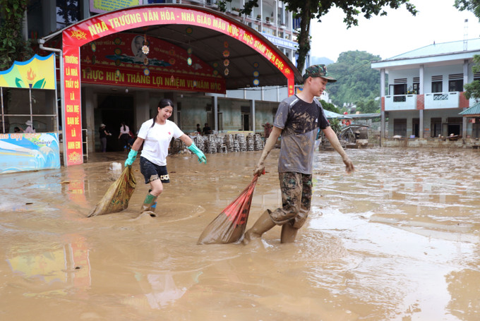 Các phụ huynh và thầy cô trường tiểu học Quang Trung (phường Hà Giang 2, Tuyên Quang) dọn bùn đất trong trường học sau lũ. tuyen-quang4-0310.jpg