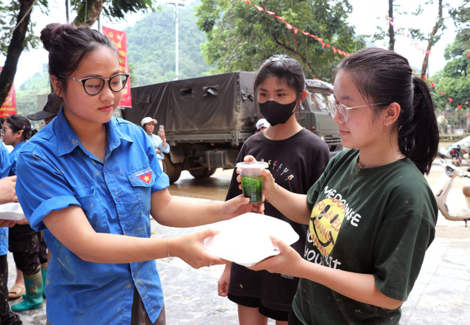 Các đoàn viên thanh niên Phân hiệu Đại học Thái Nguyên tại Hà Giang với bữa trưa vội vàng, khi đi dọn vệ sinh ở KM0. tuyen-quang3-0310.jpg