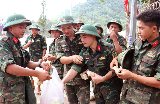 Các chiến sĩ bộ đội biên phòng Tuyên Quang với bữa ăn nhẹ vội vàng để tiếp tục công việc. tuyen-quang-0310.jpg