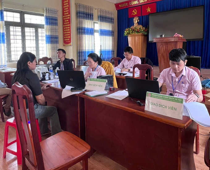 Cán bộ Phòng Giao dịch Ngân hàng Chính sách xã hội Kon Plông hỗ trợ người dân vay vốn phát triển kinh tế. Ảnh: Cao Nguyên/TTXVN Cán bộ Phòng Giao dịch Ngân hàng Chính sách xã hội Kon Plông hỗ trợ người dân vay vốn phát triển kinh tế. Ảnh: Cao Nguyên/TTXVN