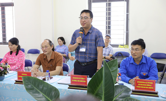 Thầy giáo Vũ Trung Hoàn, Hiệu trưởng Trường Phổ thông Dân tộc nội trú tỉnh Điện Biên phát biểu tại buổi làm việc. Ảnh: Phan Quân/TTXVN dien-bien2-1507.jpg