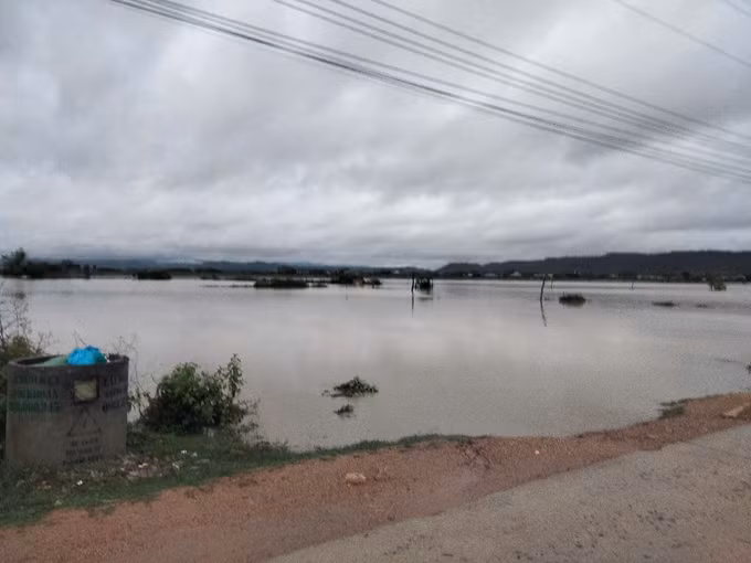 Thôn PleiDu, xã Chư Răng, huyện Ia Pa, tỉnh Gia Lai bị ngập cục bộ do mưa lớn từ chiều 10/6/2025. Ảnh: TTXVN phát