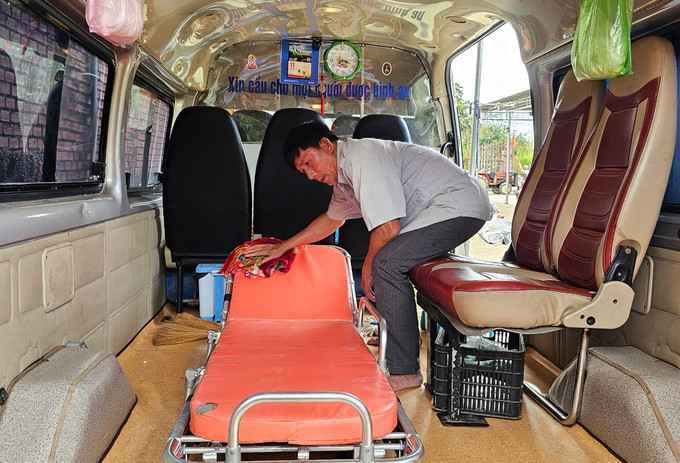 Ông Nguyễn Sang chuẩn bị cho một "Chuyến xe 0 đồng" phục vụ miễn phí người bệnh nghèo huyện Đam Rông. Ảnh: Chu Quốc Hùng/TTXVN lam-dong3-1906.jpg