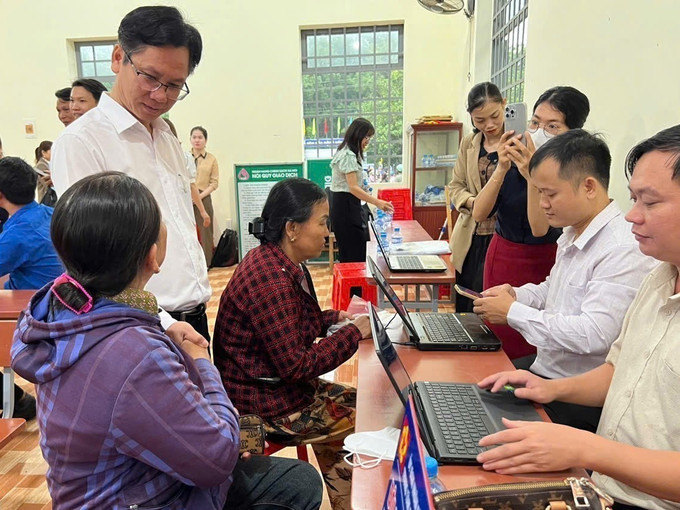 Chủ tịch UBND xã Phước Sơn Trần Ngọc Công trao đổi với người dân về giải quyết thủ tục hành chính. Ảnh: K GỬIH/TTXVN dong-bao-1707.jpg