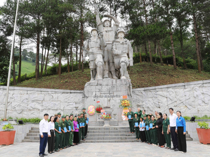 Ban Tổ chức tặng quà các cựu thanh niên xung phong tại chương trình. son-la2-1507.jpg