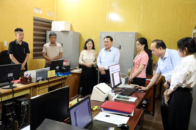 Chủ tịch UBND tỉnh Lạng Sơn Hồ Tiến Thiệu cùng Đoàn công tác của tỉnh chia sẻ khó khăn với cán bộ MTTQ xã Cai Kinh và các đoàn thể chính trị xã hội xã đang phải làm việc tạm tại Nhà văn hóa của thôn Đồng Ngầu - diện tích nhỏ hẹp, mái lợp tôn, thấp nóng, điều kiện về điện, nước, nhà vệ sinh chưa đảm bảo. lang-son2-0408.jpg