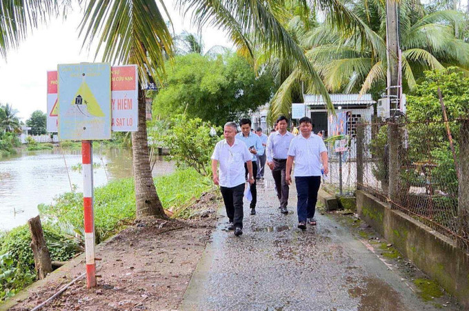 Lãnh đạo Chi cục Thủy lợi (Sở Nông nghiệp và Môi trường thành phố Cần Thơ) và chính quyền địa phương khảo sát các điểm sạt lở bờ sông Ô Môn đoạn qua địa bàn xã Tân Thạnh và xã Thới Thạnh ngày 13/6. Ảnh: TTXVN phát can-tho1-1306.jpg