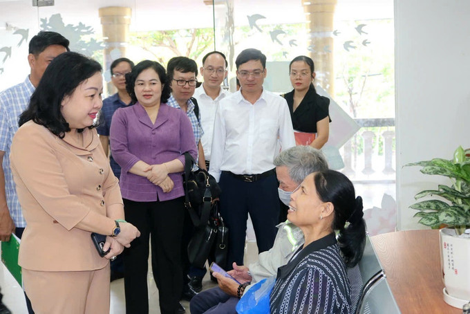 Bà Cao Thị Hòa An, Phó Bí thư Thường trực Tỉnh ủy, Chủ tịch HĐND tỉnh Đắk Lắk (ngoài cùng bên trái) động viên người dân tại Trung tâm Phục vụ hành chính phường Tuy Hòa. Ảnh: TTXVN phát. dak-lak2-1510.jpg