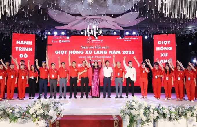 Các đơn vị thể hiện quyết tâm thực hiện thành công Hành trình đỏ tỉnh Lạng Sơn năm 2025. Ảnh: Anh Tuấn/TTXVN lang-son5-1906.jpg