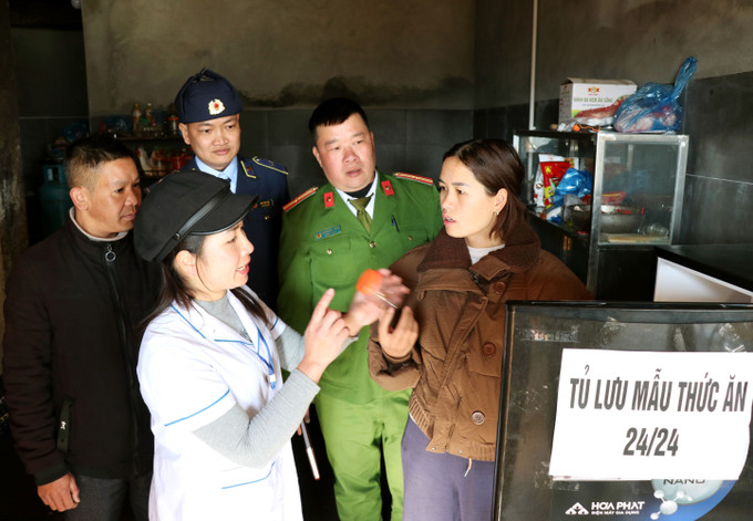 Tổ quản lý xây dựng, bảo tồn và phát triển làng du lịch ở Lũng Cú tuyên truyền cho hộ kinh doanh về vệ sinh an toàn thực phẩm. Ảnh: Đức Thọ/TTXVN