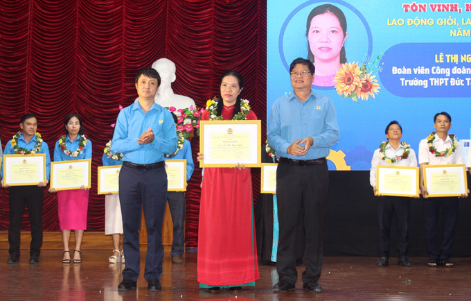 Tặng Bằng khen cho các cá nhân là gương sáng trong lao động giỏi, lao động sáng tạo. ton-vinh4-3005.jpg