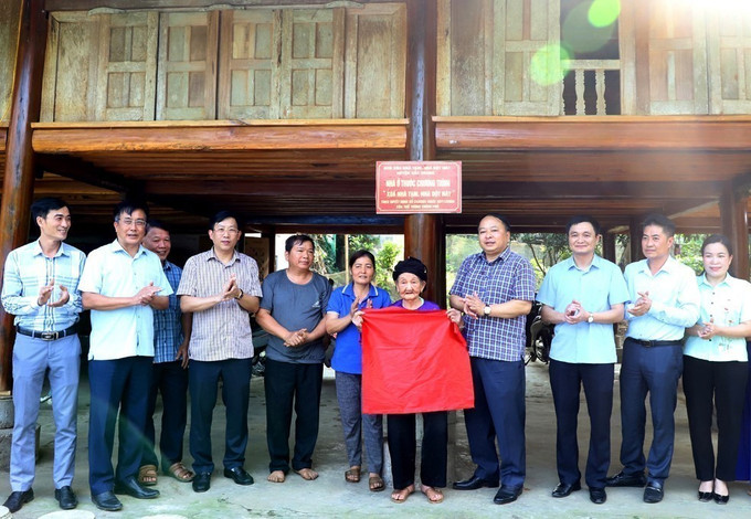 Chủ tịch UBND tỉnh Hà Giang Phan Huy Ngọc và các đại biểu động viên, tặng quà và chúc mừng gia đình bà Hoàng Thị Tô ở xã Đông Thành, huyện Bắc Quang, khánh thành ngôi nhà mới. Ảnh: Kim Tiến/TTXVN phát Chủ tịch UBND tỉnh Hà Giang Phan Huy Ngọc và các đại biểu động viên, tặng quà và chúc mừng gia đình bà Hoàng Thị Tô ở xã Đông Thành, huyện Bắc Quang, khánh thành ngôi nhà mới. Ảnh: Kim Tiến/TTXVN phát