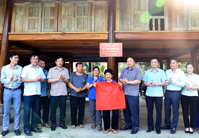 Chủ tịch UBND tỉnh Hà Giang Phan Huy Ngọc và các đại biểu động viên, tặng quà và chúc mừng gia đình bà Hoàng Thị Tô ở xã Đông Thành, huyện Bắc Quang, khánh thành ngôi nhà mới. Ảnh: Kim Tiến/TTXVN phát