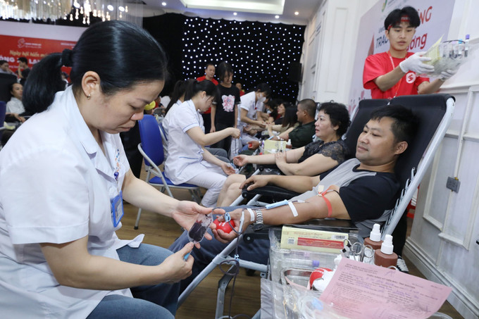 Hiến máu tình nguyện trong ngày khai mạc Hành trình đỏ tỉnh Lạng Sơn năm 2025. Ảnh: Anh Tuấn/TTXVN lang-son2-1906.jpg