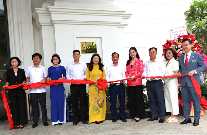 Phó Chủ tịch UBND tỉnh Hà Giang Vương Ngọc Hà và các đại biểu thực hiện nghi lễ đón nhận bảng đồng 5 sao Khách sạn Four Points by Sheraton Hà Giang. Ảnh: Minh Tâm/TTXVN ha-giang-1306.jpg