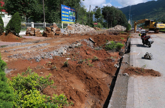 Khắc phục hố sụt lún tại Km27+120 - Km27+200 quốc lộ 4D. Ảnh: Quý Trung/TTXVN lai-chau3-2907.jpg