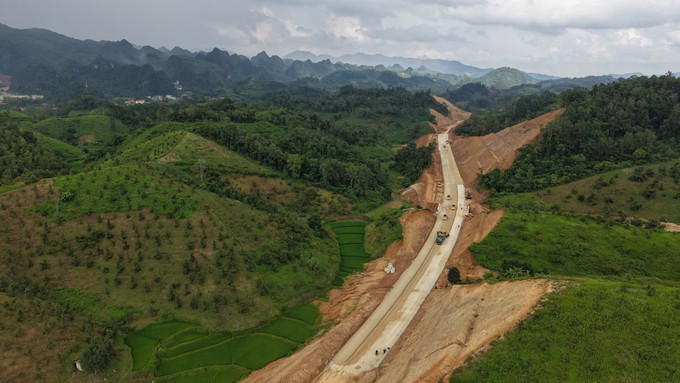Nhà thầu tiến hành lu lèn một số phân đoạn cao tốc Đồng Đăng - Trà Lĩnh tại nút giao IC01 (Km0+400) thuộc địa phận xã Hoàng Văn Thụ, tỉnh Lạng Sơn. Ảnh: TTXVN phát lang-son3-1109.jpg