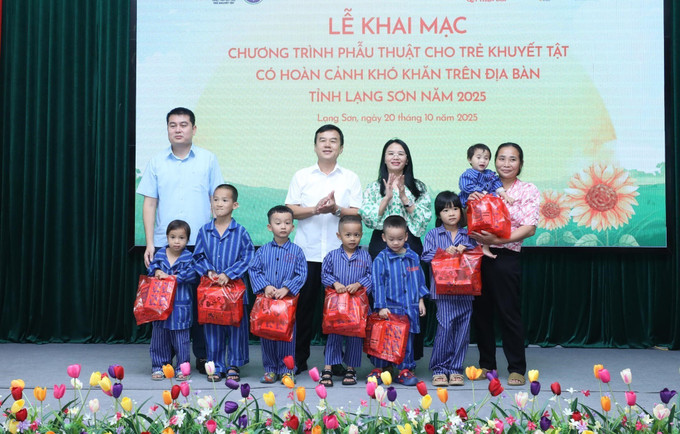 Các trẻ em khuyết tật có hoàn cảnh khó khăn trên địa bàn tỉnh Lạng Sơn năm 2025 nhận quà trước khi phẫu thuật. phau-thuat2-2010.jpg