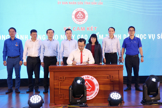 Đại diện Viettel Đắk Lắk ký cam kết thực hiện “100 ngày cao điểm Bình dân học vụ số” trên địa bàn tỉnh Đắk Lắk. dak-lak2-1507.jpg