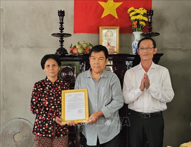 Giám đốc Ngân hàng NN&PTNT Việt Nam Chi nhánh tỉnh Bến Tre Phan Minh Châu (phải) trao tặng nhà cho hộ ông Đào Minh Dũng ở ấp Quí Khương, Quới Điền, huyện Thạnh Phú. Ảnh: Chương Đài/TTXVN bac-lieu3-1706.jpg