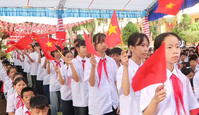 Đón học sinh khối lớp 6 tại Trường THCS Đoàn Kết, tỉnh Lai Châu. Ảnh: Nguyễn Oanh/TTXVN lai-chau-0509.jpg