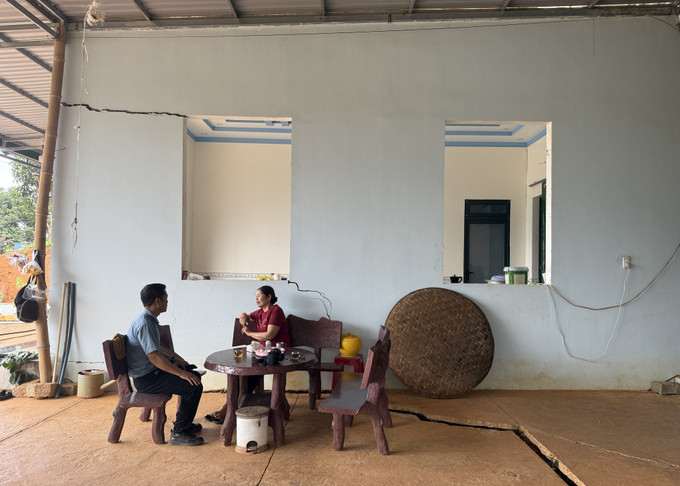 Căn nhà của gia đình bà Đoàn Thị Nhũ (thôn Đông Anh, xã Nam Ban Lâm Hà) bị ảnh hưởng trầm trọng do sự cố sạt trượt hồ chứa nước Đông Thanh. lam-dong3-2208.jpg
