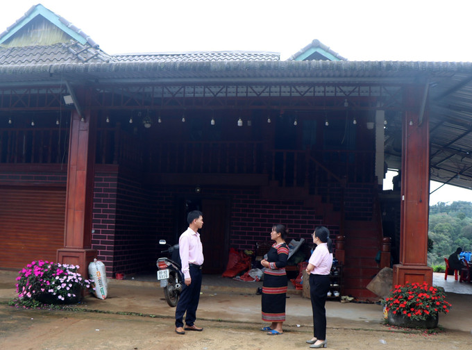 Nhờ khoản vay 170 triệu đồng từ Ngân hàng Chính sách xã hội, gia đình chị Y Tuấn đã hoàn thiện được homestay khang trang, đón khoảng 1.000 khách mỗi năm, cho thu nhập khoảng 400 triệu đồng. Ảnh: Cao Nguyên/TTXVN Nhờ khoản vay 170 triệu đồng từ Ngân hàng Chính sách xã hội, gia đình chị Y Tuấn đã hoàn thiện được homestay khang trang, đón khoảng 1.000 khách mỗi năm, cho thu nhập khoảng 400 triệu đồng. Ảnh: Cao Nguyên/TTXVN