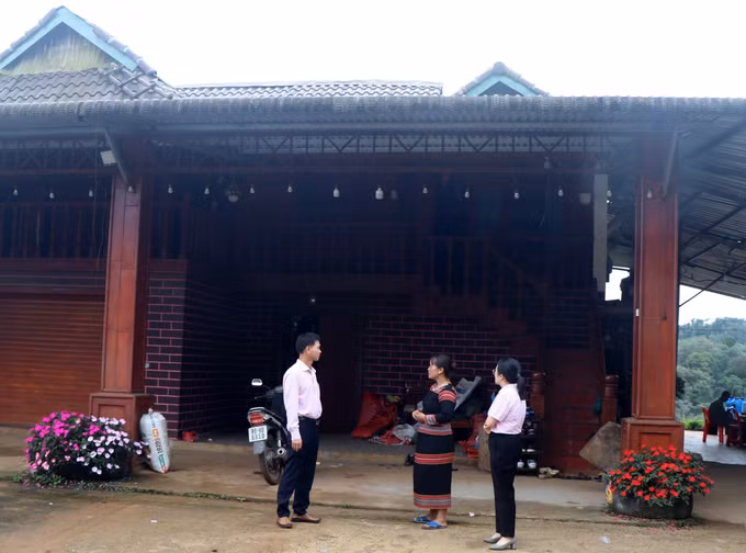 Nhờ khoản vay 170 triệu đồng từ Ngân hàng Chính sách xã hội, gia đình chị Y Tuấn đã hoàn thiện được homestay khang trang, đón khoảng 1.000 khách mỗi năm, cho thu nhập khoảng 400 triệu đồng. Ảnh: Cao Nguyên/TTXVN