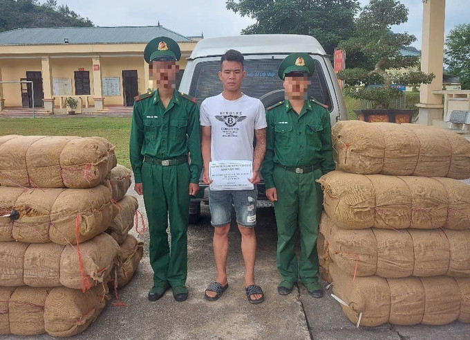 Nông Văn Sản cùng tang vật hơn 600 kg thuốc lá nguyên liệu bị bắt giữ tại Đồn Biên phòng Tổng Cọt, huyện Hà Quảng. Ảnh: TTXVN phát cao-bang-050625.jpg