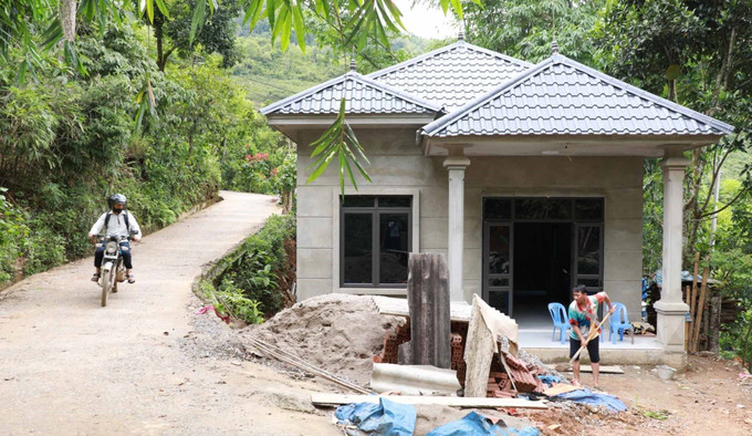 Nhờ có chương trình xóa nhà tạm, gia đình anh Bàn Văn Hom ở bản Pá Bon, xã Nậm Pì, huyện Nậm Nhùn xây dựng được ngôi nhà khang trang. Ảnh: Quý Trung/TTXVN lai-chau1-0706.jpg