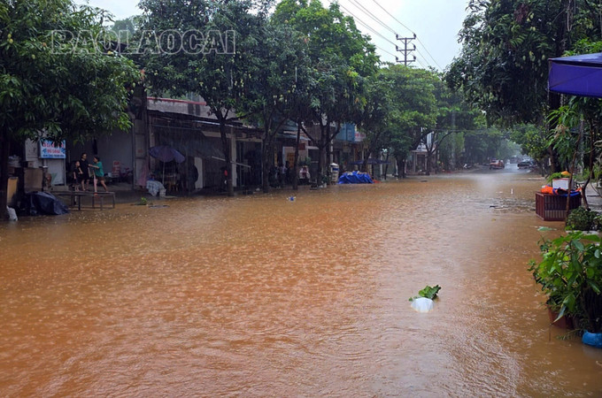 Tuyến phố Lê Thanh, đoạn qua tổ 11, phường Bắc Cường, thành phố Lào Cai ngập sâu trong nước. Ảnh: baolaocai.vn lao-cai-270625.jpg