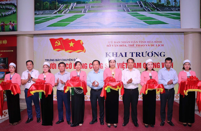 Đại diện lãnh đạo tỉnh Hòa Bình, Phú Thọ, Vĩnh Phúc cắt băng khai trương trưng bày. Ảnh: Thanh Hải/TTXVN hoa-binh1-160525.jpg