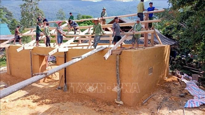 Người dân xã Xuân Lập, huyện Lâm Bình (cũ), tỉnh Tuyên Quang, hỗ trợ ngày công làm nhà cho hộ nghèo trên địa bàn xã. Ảnh: TTXVN tuyen-quang-2008.jpg