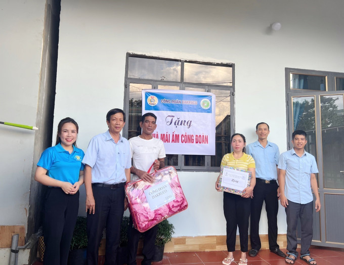 Hỗ trợ Mái ấm công đoàn cho đoàn viên công đoàn cơ sở Công ty Cổ phần cao su Đắk Lắk. Ảnh: TTXVN phát daklak1-3005.jpg
