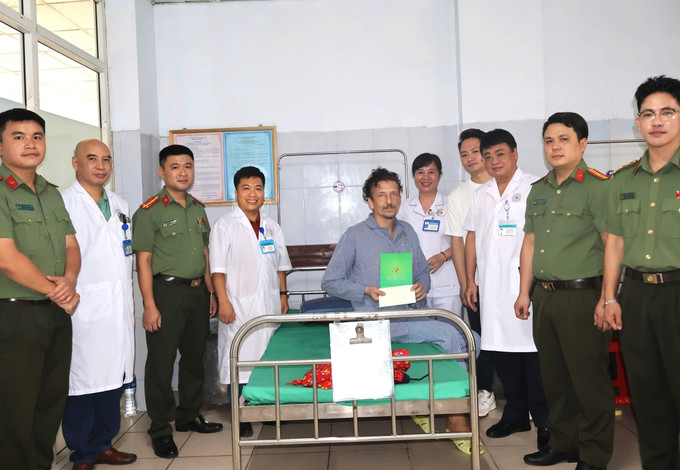 Bác sĩ chuyên khoa II Đoàn Lương Anh, Phó Giám đốc Bệnh viện Đa khoa tỉnh Tuyên Quang (người thứ 3 bên phải từ ngoài vào) và các cán bộ, chiến sĩ các phòng nghiệp vụ Công an tỉnh Tuyên Quang thăm, tặng quà, động viên bệnh nhân người Nga cấp cứu, điều trị tại Bệnh viện Đa khoa tỉnh Tuyên Quang.