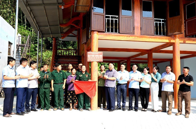 Chủ tịch UBND tỉnh Hà Giang Phan Huy Ngọc và các đại biểu động viên, tặng quà và chúc mừng gia đình ông Nguyễn Viết Đôn ở xã Đồng Yên, huyện Bắc Quang, khánh thành ngôi nhà mới. Ảnh: Kim Tiến/TTXVN phát Chủ tịch UBND tỉnh Hà Giang Phan Huy Ngọc và các đại biểu động viên, tặng quà và chúc mừng gia đình ông Nguyễn Viết Đôn ở xã Đồng Yên, huyện Bắc Quang, khánh thành ngôi nhà mới. Ảnh: Kim Tiến/TTXVN phát