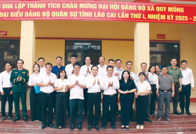 Bí thư Trung ương Đảng, Trưởng Ban Chính sách, Chiến lược Trung ương Trần Lưu Quang và Đoàn công tác chụp ảnh lưu niệm với lãnh đạo, cán bộ xã Quy Mông. Ảnh: Tuấn Anh/TTXVN lao-cai3-2107.jpg